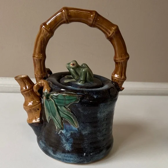 Ceramic Teapot with Frog and Leaf Design & 2 cans of The Republic of Tea - Picture 3 of 16